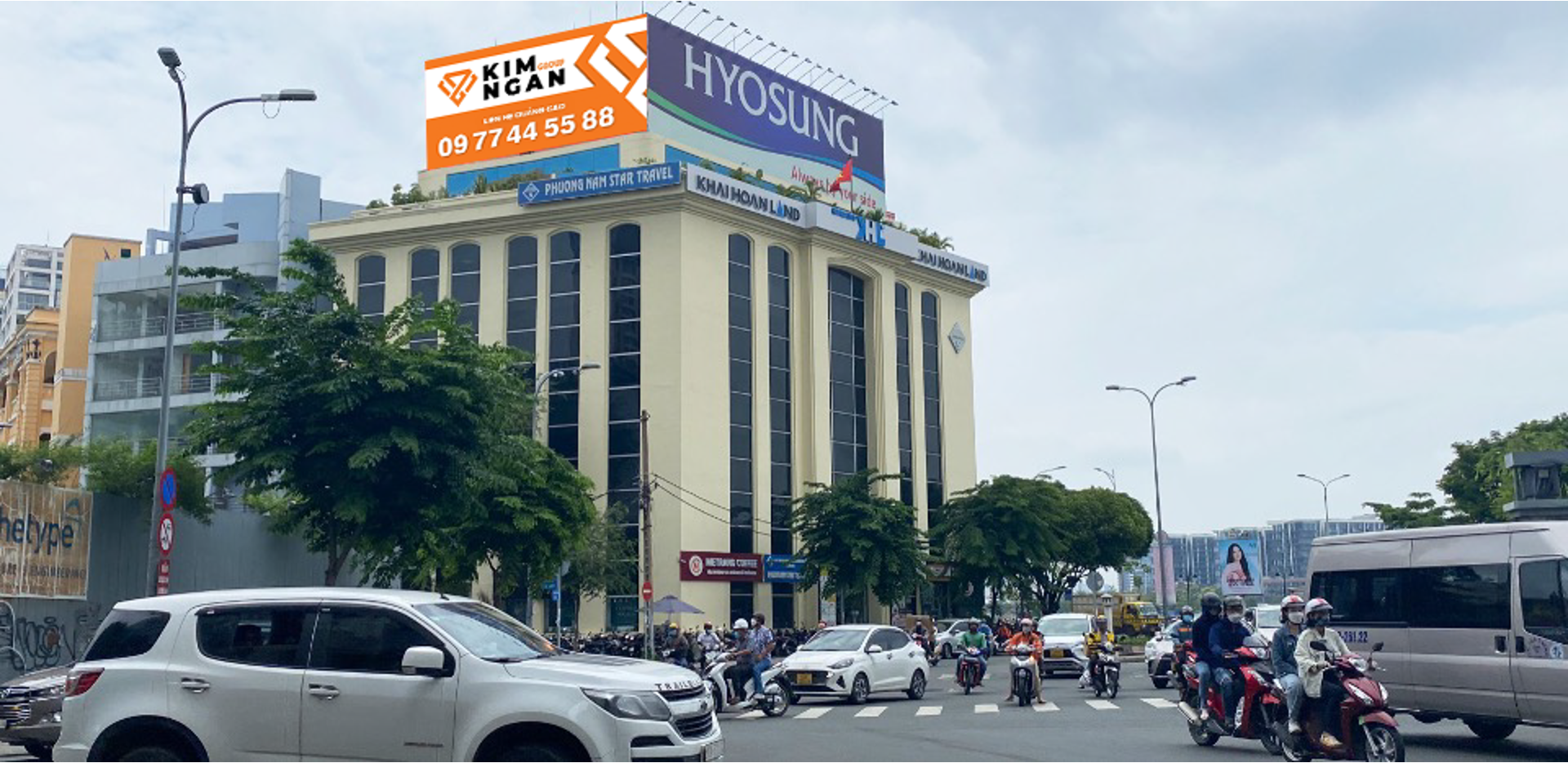 01 CÔNG TRƯỜNG MÊ LINH (MẶT BÊN)