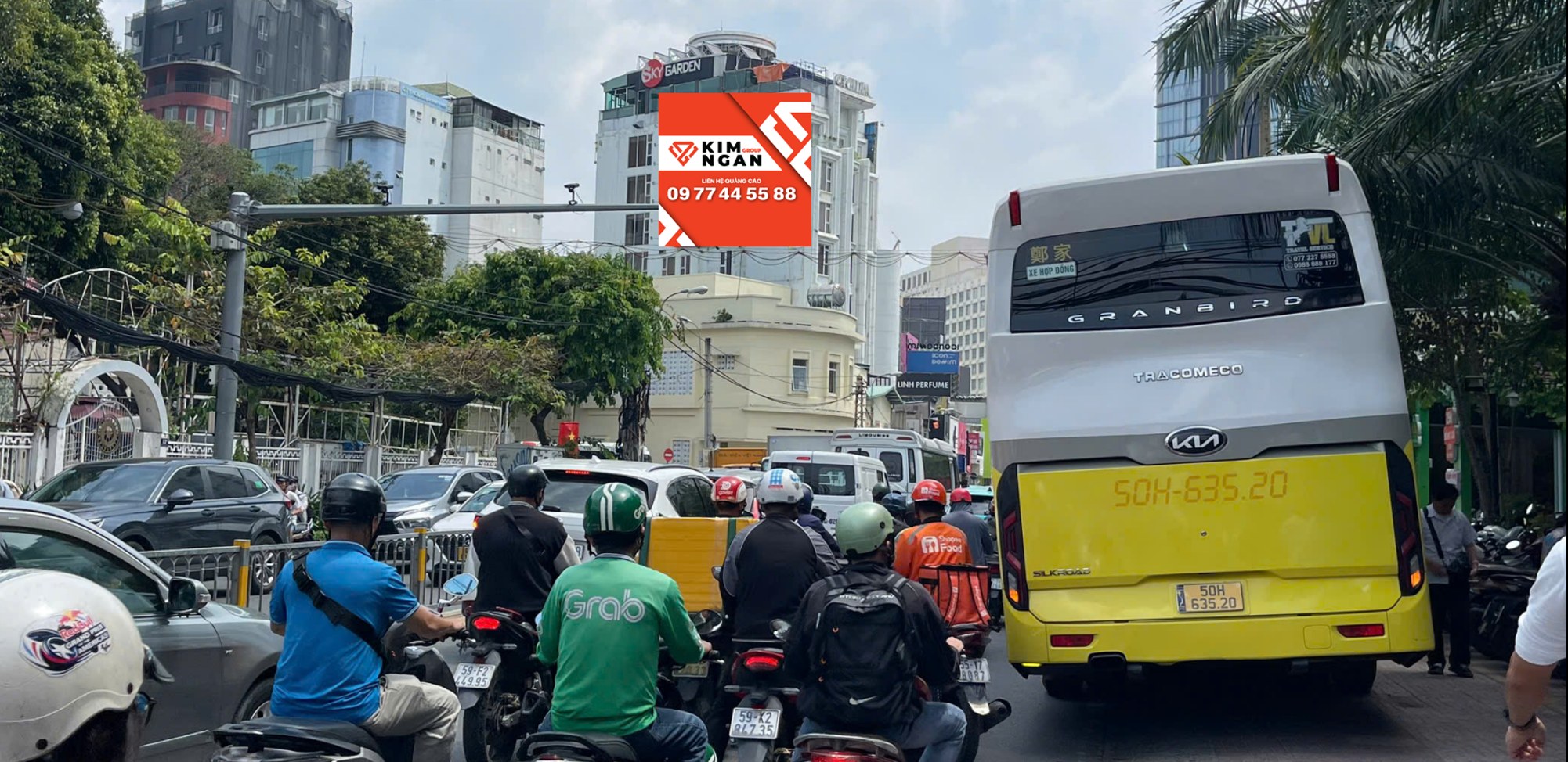 12D CÁCH MẠNG THÁNG 8 (HƯỚNG VÒNG XOAY DÂN CHỦ ĐI VÒNG XOAY PHÙ ĐỔNG)