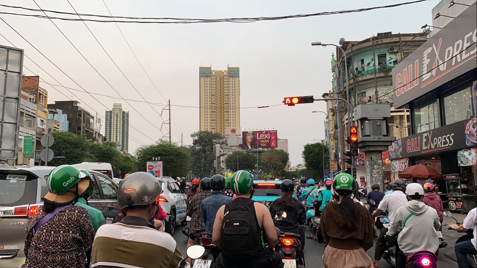 NGÃ 5 TIỂU ĐẢO HỒNG BÀNG – NGUYỄN TRÃI PHƯỜNG CHỢ LỚN